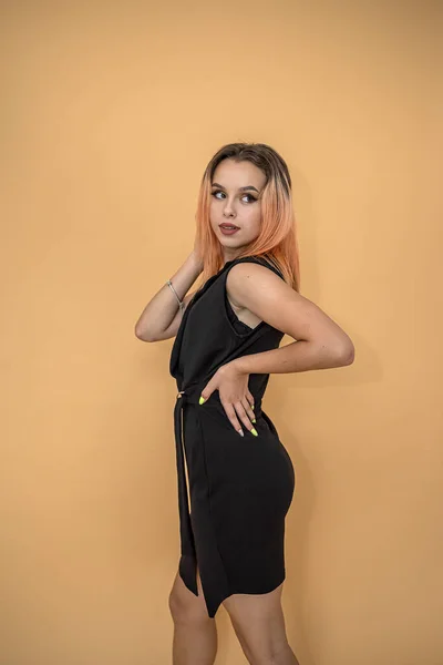 Hermosa Mujer Joven Elegante Ropa Oscura Posando Maravillosamente Cámara Planteando —  Fotos de Stock