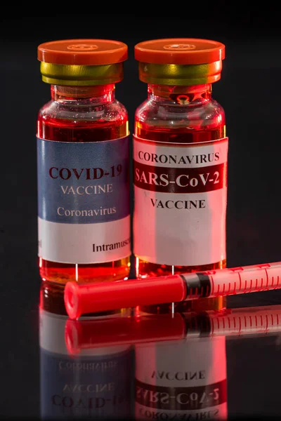 Färgade Burkar Med Coronavirus Vaccin Står Bordet Vaccinationskoncept Pandemi — Stockfoto