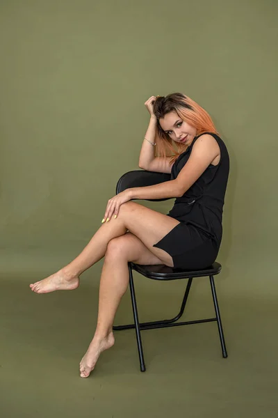 Menina Com Maquiagem Perfeita Cabelo Bem Tratado Elegantemente Vestidos Poses — Fotografia de Stock