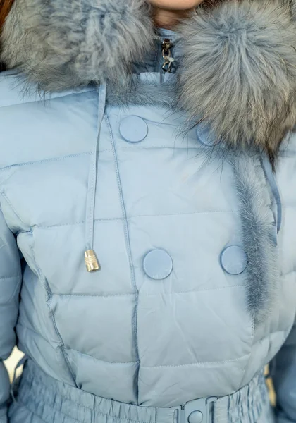 Stylowa Kobieta Nosiła Ciepłą Piękną Kurtkę Aby Uniknąć Przeziębienia Koncepcja — Zdjęcie stockowe