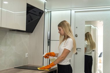 Yeni, kirli bir mutfağın genç temizleyicisi tarafından genel temizlik. Mutfak temizleme konsepti