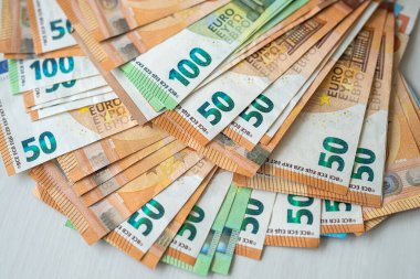 Arka plan olarak Avro banknotlarının renkleri farklı. Mali konsept.