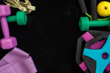 Spor salonları için spor aksesuarlarının en üst görüntüsü kadınlar ve erkekler tarafından. Spor malzemelerinin üst görünüm kavramı