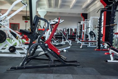 Sağlık ve zindelik için gönüllü insanların gittiği spor salonu herkesi davet eder. Spor salonunda sağlık konsepti