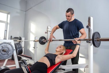 Güzel, genç, güçlü erkek ve kadın müşteriler gelecek vaat eden yeni bir spor salonunda antrenman yapmaya geliyorlar. Spor salonu konsepti