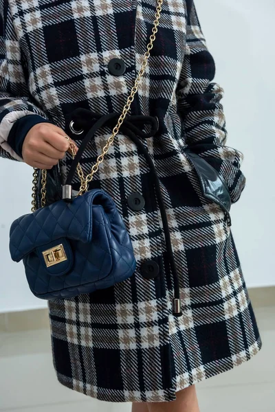 아름다운 코트를 무릎까지 내려오는 핸드백을 보완하고 겉치레 — 스톡 사진