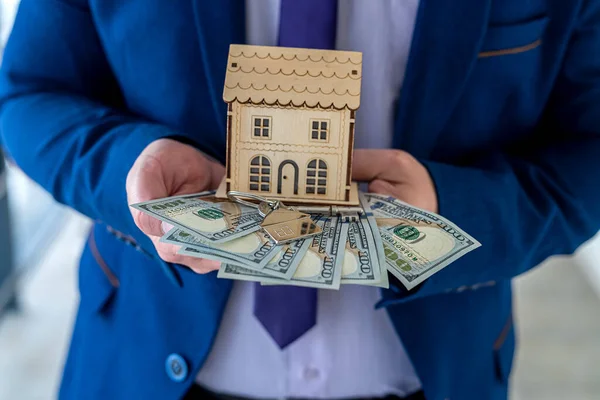 Agentes Imobiliários Têm Dólares Chaves Casa Para Clientes Compra Aluguel — Fotografia de Stock