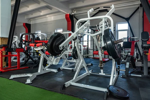 Hermoso Gimnasio Nuevo Aspecto Con Mancuernas Simuladores Mancuernas Para Deportistas —  Fotos de Stock