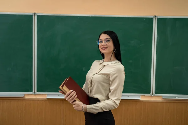 Young Beautiful Elementary School Teacher Stands Background School Board School — Stock Photo, Image