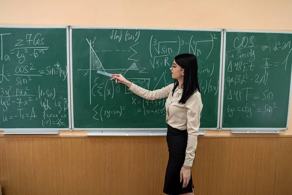 Schöne Lehrerin Der Nähe Der Tafel Lernt Mathematik Klassenzimmer Rückseite — Stockfoto