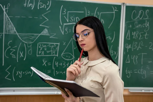 Portret Vrouwelijke Leraar Een Student Tegen Schoolbord Leg Een Les — Stockfoto