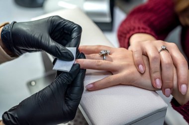 Prestijli bir güzellik salonunda harika bir efendi müşteri için yeni bir jel cilası yapar. Yeni salon konsepti. Jel cilası kavramı