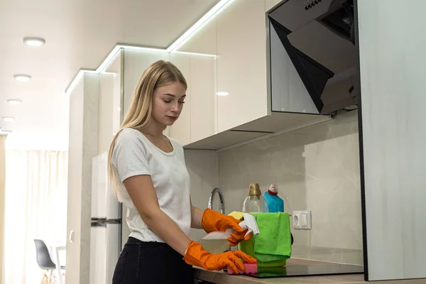 Молодая Женщина Очищает Кухне Губкой Спреем Защитных Перчатках Концепция Чистоты — стоковое фото