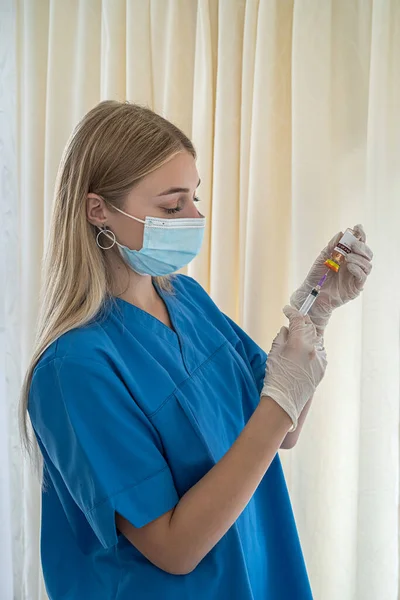 Młoda Doświadczona Pielęgniarka Blond Włosami Masce Rękawiczkach Wybiera Szczepionkę Dla — Zdjęcie stockowe
