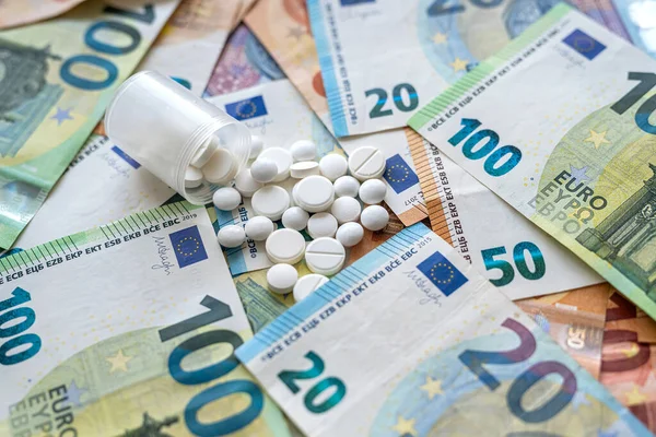 Медицинские Таблетки Банкноте Евро Качестве Фона Здравоохранение Бизнеса Высокая Стоимость — стоковое фото