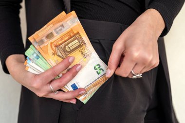 Gelecek vaat eden iş kadını işinden büyük miktarda avro kazanıyor. Yüksek maaşla gelecek vaat eden iş kavramı.