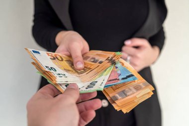 Gelecek vaat eden iş kadını işinden büyük miktarda avro kazanıyor. Yüksek maaşla gelecek vaat eden iş kavramı.