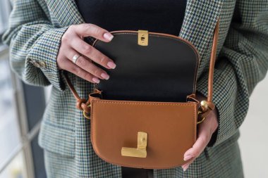 Minyatür hassas deri kalite kızın ellerinde son derece şık bir çanta. Biçim konsepti