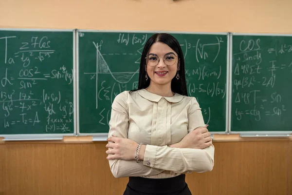 Portret Van Jonge Vrouwelijke Leraar Tegen Schoolbord Met Wiskundeformule Klas — Stockfoto