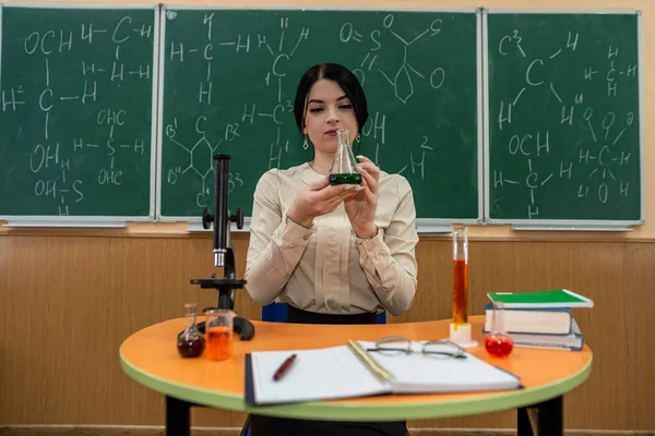 Junger Lehrer Mit Mikroskop Buch Und Reagenzgläsern Einem Klassenzimmer Chemiestunde — Stockfoto