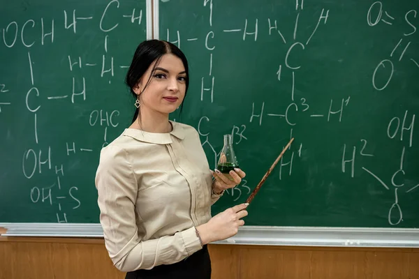 Junge Hübsche Lehrerin Lernt Lektion Chemie Und Steht Neben Tafel — Stockfoto