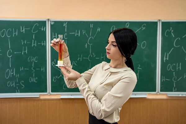 Schöne Junge Chemielehrerin Mit Fläschchen Den Händen Auf Dem Hintergrund — Stockfoto