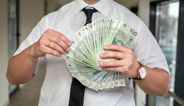 Bonito Empresário Que Ganha Muito Detém Zlotys Suas Mãos Para — Fotografia de Stock