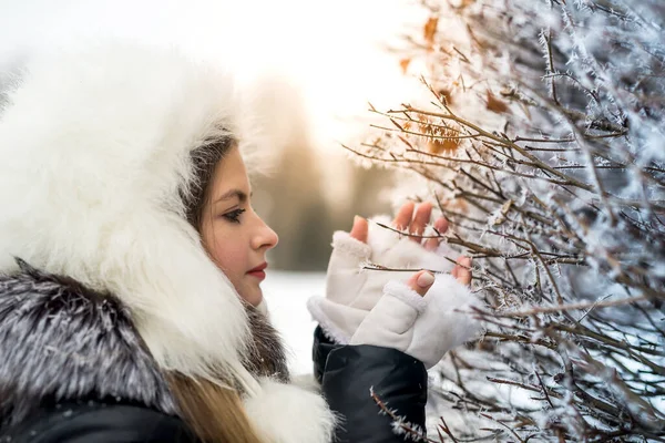 Красива Жінка Чорному Пальто Вулиці Зимовому Парку — стокове фото