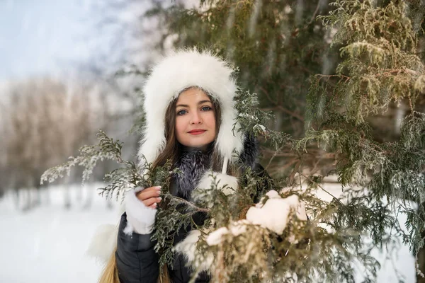 Mulher Bonita Casaco Preto Livre Parque Inverno — Fotografia de Stock