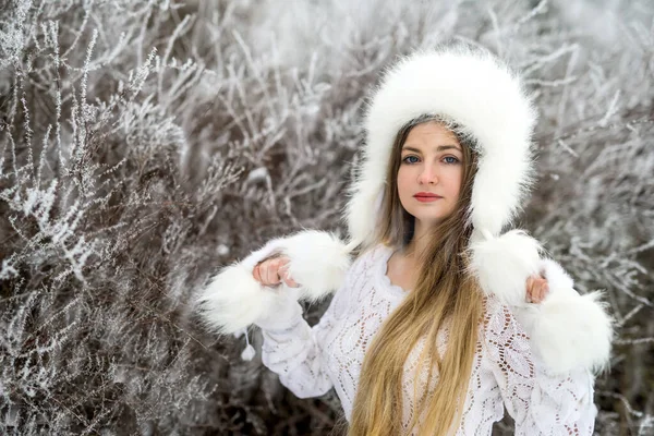 Utomhus Mode Porträtt Vackra Unga Kvinna Vinterskogen — Stockfoto