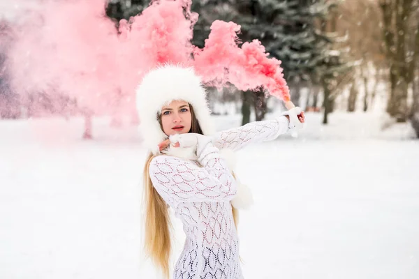 Mladá Hezká Dívka Červenou Barvou Kouře Bomba Ruce Zimním Dni — Stock fotografie