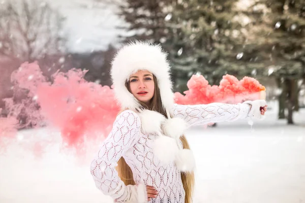 Jovem Caucasiana Fêmea Suéter Com Bomba Fumaça Vermelha Dia Inverno — Fotografia de Stock