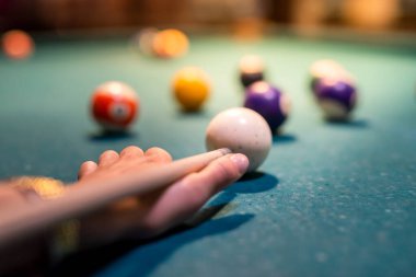 Kadın el ele tutuşup bilardo toplarına atış yapmaya hazırlanıyor. oyun konsepti