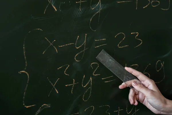 Wanita Tangan Menulis Rumus Matematika Papan Kelas Close — Stok Foto