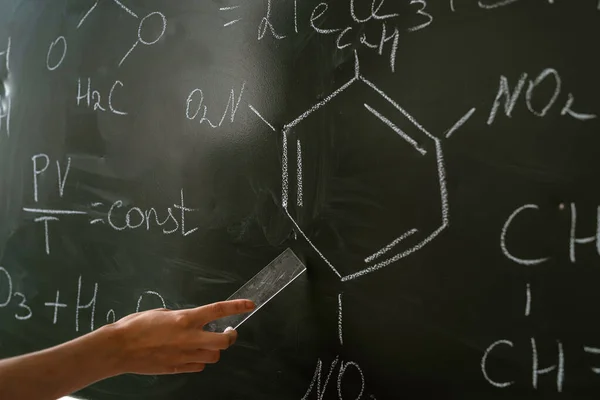 Guru Kimia Terhadap Papan Tulis Explane Rumus Kimia Konsep Pendidikan — Stok Foto