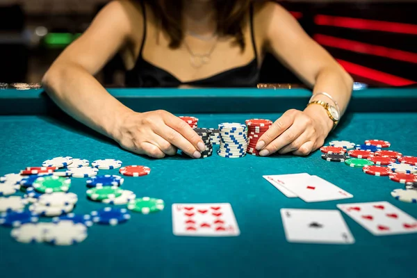 Lycklig Vacker Kvinna Spelar Poker Vid Grönt Kasino Bord Spelkoncept — Stockfoto
