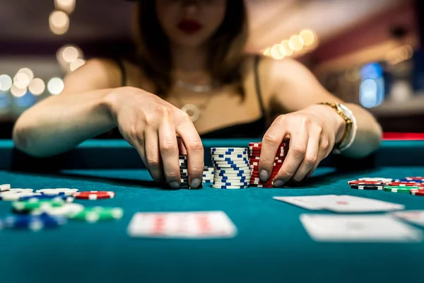 Kvinna Spela Poker Spel Och Göra Bet Kasino Spelkoncept — Stockfoto