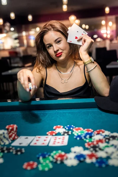 Kvinna Tittar Spelkort Kasino Marker Och Pengar Gamblig Koncept — Stockfoto