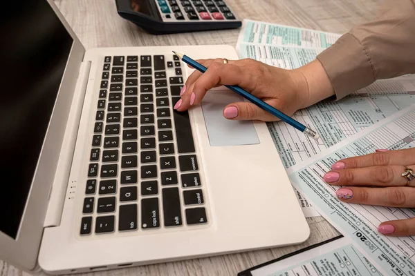 Vrouwelijke Hand Vullen Belastingformulier 1040 Met Hulp Calculator Laptop Het — Stockfoto