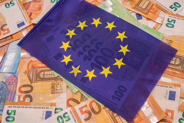 Vackra Färgade Nya Eurosedlar Som Ligger Den Blå Euroflaggan Begreppet — Stockfoto