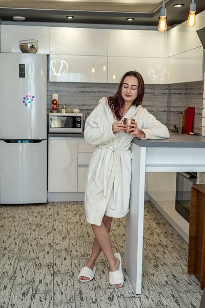 Temprano Mañana Joven Hermosa Mujer Haciendo Café Casa Una Acogedora —  Fotos de Stock