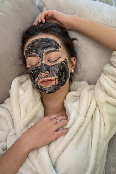 Hihetetlen Csinos Lány Otthon Pizsamában Csinált Egy Kozmetikai Maszkot Egy — Stock Fotó