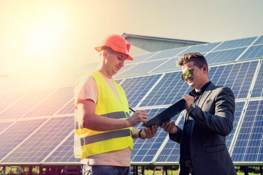 İşçi ve müşteri arasında güneş panelleri kurulum sayısı