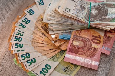 Finans geçmişi Polonya zlotisi olan yığınla euro faturası. Para birimi çatışması