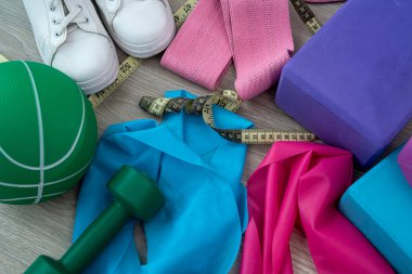 Spor salonunda çeşitli spor malzemeleri duruyor ve antrenman için gelen müşterileri bekliyor. Spor malzemeleri konsepti