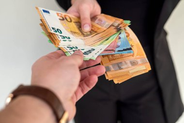 Şık takım elbiseli genç bayan iş kadını elinde iyi miktarda avroyla şık giyinmiş. İş ve gelir kavramı