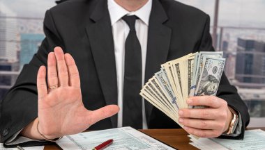 Tarz sahibi cesur bir adam 1040 vergi formatında çalışır ve dolar sayar. Vergi formları ve Amerikan doları kavramı.
