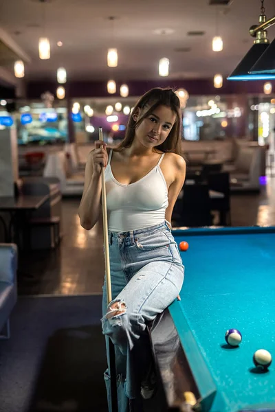 Bela Jovem Mulher Está Sentada Mesa Snooker Relaxar Após Jogo — Fotografia de Stock
