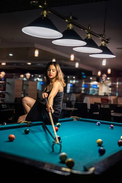 Junge Hübsche Frau Spielt Allein Snooker Mit Queue Billardtisch Billard — Stockfoto