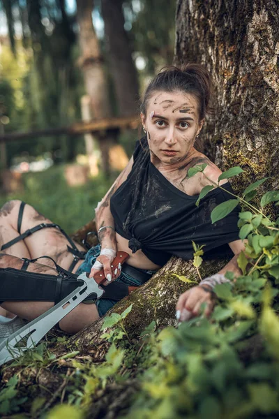 Ormanda Bir Sürü Silah Taşıyan Yeri Doldurulamaz Güçlü Orman Kızı — Stok fotoğraf